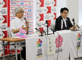 新会期決定の経緯を説明する組織委員会の中塚則男事務局長（左）ら＝大阪市北区中之島６