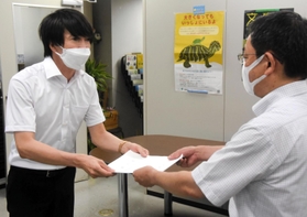 兵庫県幹部（右）に要望書を手渡す梅田修作上郡町長＝県庁