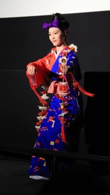 映画「島守の塔」上映会に先立って、沖縄舞踊を披露する仲村佑奈さん＝１１日午後、神戸市中央区御幸通８、キノシネマ神戸国際（撮影・鈴木雅之）
