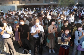 参院選候補者の街頭演説に耳を傾ける有権者＝７日、神戸市内