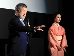 映画「島守の塔」上映会であいさつする五十嵐匠監督（左）と、出演者の仲村佑奈さん＝１１日夜、神戸市中央区御幸通８、キノシネマ神戸国際（撮影・鈴木雅之）