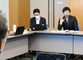 国内での外国人支援を担うＪＩＣＡ関西の国際協力推進員、山本聖也さん（右）＝神戸市中央区脇浜海岸通１