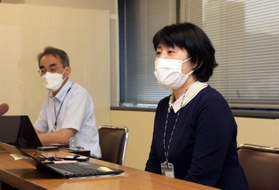 オミクロン株のＢＡ・２・７５系統について説明する神戸市健康局の山崎初美担当局長（右）と岩本朋忠・健康科学研究所長＝１２日午後、神戸市中央区加納町６、神戸市役所（撮影・吉田敦史）