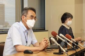 オミクロン株のＢＡ・２・７５系統について説明する神戸市健康局の岩本朋忠・健康科学研究所長（左）と山崎初美担当局長＝１２日午後、神戸市中央区加納町６、神戸市役所（撮影・吉田敦史）
