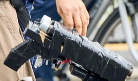 山上徹也容疑者が現場で手にしていた、金属製の筒２本を粘着テープで束ねた銃＝８日、奈良市