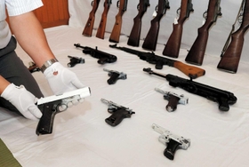 銃弾を発射可能な状態にした改造した「無可動銃」＝2019年７月、神戸市長田区北町３、長田警察署