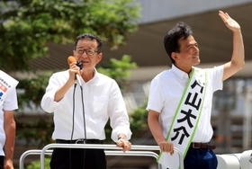 候補者の応援演説に駆け付けた日本維新の会社の松井一郎代表（左）＝６月２６日、尼崎市内