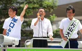 候補者の応援演説に駆け付けた日本維新の会松井一郎代表（中央）＝６月２６日、尼崎市内