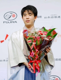叡王を防衛した藤井聡太五冠＝５月２４日、千葉県柏市