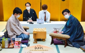 藤井聡太叡王（左）が出口若武六段を破って初防衛した第７期叡王戦第３局＝５月２４日、千葉県柏市（日本将棋連盟提供）
