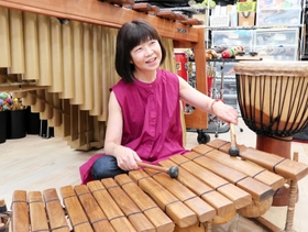 西アフリカの木琴バラフォンを演奏する安永早絵子＝大阪府豊中市