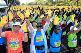 前回、２０１９年の神戸マラソンでスタートを待つランナーら＝神戸市中央区