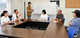 宍粟に人を呼び込む手立てを話し合うしそくら代表の田中啓介さん（左から２人目）ら＝宍粟市役所