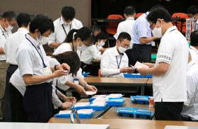 比例代表の票を集計する職員＝１１日午前０時３８分、猪名川町紫合