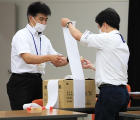 確定票を入れた箱に封をする職員＝１１日午前２時４０分、猪名川町紫合