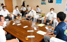 きしろスタジアムと明石トーカロ球場の改修を要望する兵庫陸上競技協会の竹原昇副会長（手前右から２人目）や兵庫県高校野球連盟の西茂樹会長（同３人目）ら＝兵庫県庁