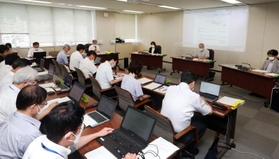 県立高校の統合実施計画について報告された兵庫県教育委員会＝１４日午後、兵庫県庁３号館（撮影・長嶺麻子）