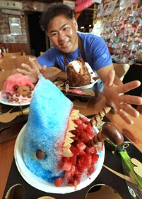 人の脚に見立てて棒状の菓子を差した「サメ氷　被害者つき」など、ユニークなかき氷＝神戸市須磨区行幸町３、カフェ「パパパピッピーズ」（撮影・吉田敦史）
