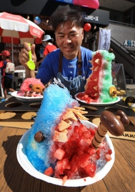 ちょっとホラーなかき氷。納涼効果は高そうだ＝神戸市須磨区行幸町３
