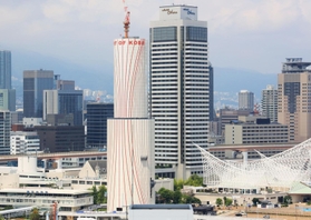 ２カ月半ぶりに白い足場シートで覆われた神戸ポートタワー＝１５日午後、神戸市中央区波止場町
