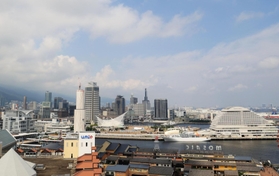 ２カ月半ぶりに白い足場シートで覆われた神戸ポートタワー＝１５日午後、神戸市中央区波止場町