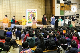 宮城県で「学校ウサギをつかまえろ」を上演するピッコロ劇団＝２０１５年１１月（劇団提供）
