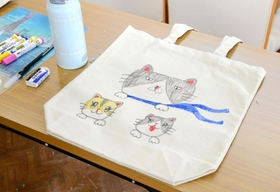 子どもらが描いたデブ猫マル＝神戸市灘区王子町３