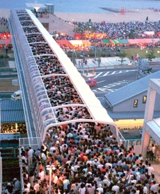 ２００１年７月２１日、花火大会の見物客であふれるＪＲ朝霧駅前の歩道橋。現場近くの住民が事故前に撮影した＝兵庫県明石市