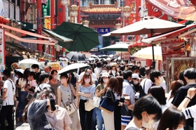 観光客らでにぎわう南京町。各店舗の前には客が列をつくった＝１７日午後、神戸市中央区（撮影・鈴木雅之）