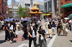 多くの人たちでにぎわう南京町。熱中症対策でマスクを外して歩く人の姿もあった＝１７日午後、神戸市中央区（撮影・鈴木雅之）