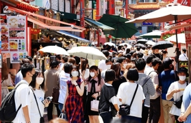 ３連休の中日、多くの人でにぎわう南京町＝１７日午後、神戸市中央区（撮影・鈴木雅之）