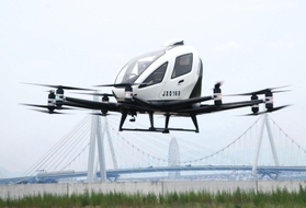 飛行する「空飛ぶクルマ」＝１８日午前、尼崎市船出