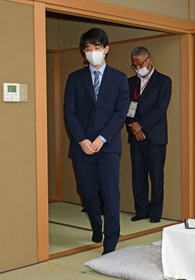 対局室に入室する藤井聡太王位＝１９日午後、神戸市北区有馬町、有馬温泉の旅館「中の坊瑞苑」（撮影・中西幸大）