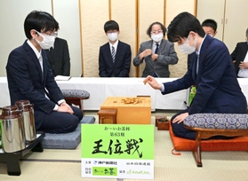 対局室を検分する藤井聡太王位（右）と豊島将之九段＝１９日午後、神戸市北区有馬町、有馬温泉の旅館「中の坊瑞苑」（撮影・中西幸大）