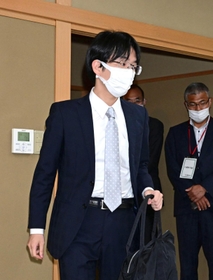 対局室へ部屋入りする豊島将之九段＝１９日午後、神戸市北区有馬町、有馬温泉の旅館「中の坊瑞苑」（撮影・中西幸大）