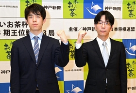 対局へ意気込む藤井聡太王位（左）と豊島将之九段＝１９日午後、神戸市北区有馬町、有馬温泉の旅館「中の坊瑞苑」（撮影・中西幸大）