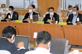 空き家問題などの解消に向けて意見を交わす兵庫県議会や市町議会の議長ら＝県議会