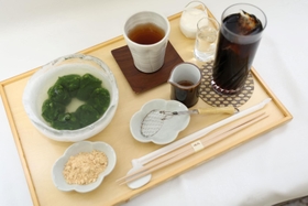 藤井聡太王位が注文した「抹茶　本生わらび餅」とアイスコーヒー＝２０日午前、神戸市北区有馬町、中の坊瑞苑（撮影・長嶺麻子）
