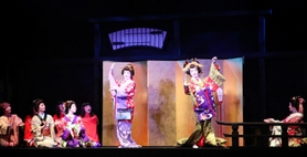 かもん太夫（中央右）と梅川（同左）の連れ舞＝梅田芸術劇場シアター・ドラマシティ