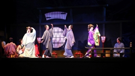 遊郭で舞い踊る忠兵衛（中央右）と八右衛門（同左）＝梅田芸術劇場シアター・ドラマシティ