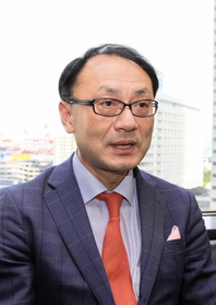 緊急事態宣言解除について語る勝田教授＝神戸市内