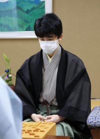 第３局初日を終えた藤井聡太王位＝２０日午後６時１３分、神戸市北区有馬町、有馬温泉の旅館「中の坊瑞苑」
