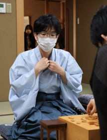 第３局初日を終えた豊島将之九段＝２０日午後６時１４分、神戸市北区有馬町、有馬温泉の旅館「中の坊瑞苑」