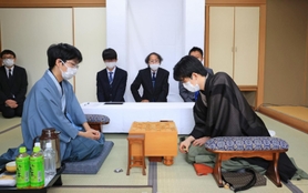 「お～いお茶杯第６３期王位戦」７番勝負の第３局で、再開した対局に臨む藤井聡太王位（右）と豊島将之九段＝２１日午前、神戸市北区有馬町、有馬温泉の旅館「中の坊瑞苑」（撮影・鈴木雅之）