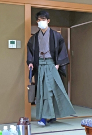 「お～いお茶杯第６３期王位戦」第３局２日目で、対局室入りする藤井聡太王位＝２１日午前、神戸市北区有馬町、有馬温泉の旅館「中の坊瑞苑」（撮影・鈴木雅之）
