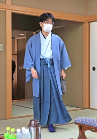 「お～いお茶杯第６３期王位戦」第３局２日目、対局室入りする豊島将之九段＝２１日午前、神戸市北区有馬町、有馬温泉の旅館「中の坊瑞苑」（撮影・鈴木雅之）