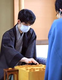「お～いお茶杯第６３期王位戦」第３局２日目、再開前に駒を並べる藤井聡太王位。手前は豊島将之九段＝２１日午前、神戸市北区有馬町、有馬温泉の旅館「中の坊瑞苑」（撮影・鈴木雅之）