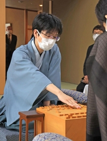 「お～いお茶杯第６３期王位戦」第３局２日目、再開前に駒を並べる豊島将之九段＝２１日午前、神戸市北区有馬町、有馬温泉の旅館「中の坊瑞苑」（撮影・鈴木雅之）