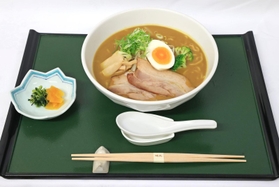 藤井聡太王位が注文した「名物　カレーラーメン」＝２１日、神戸市北区有馬町、中の坊瑞苑（撮影・鈴木雅之）