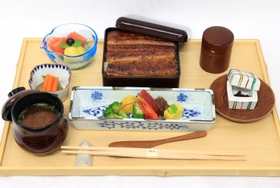 豊島将之九段が注文した「国産うな重膳～有馬山椒と共に～」＝２１日、神戸市北区有馬町、中の坊瑞苑（撮影・鈴木雅之）